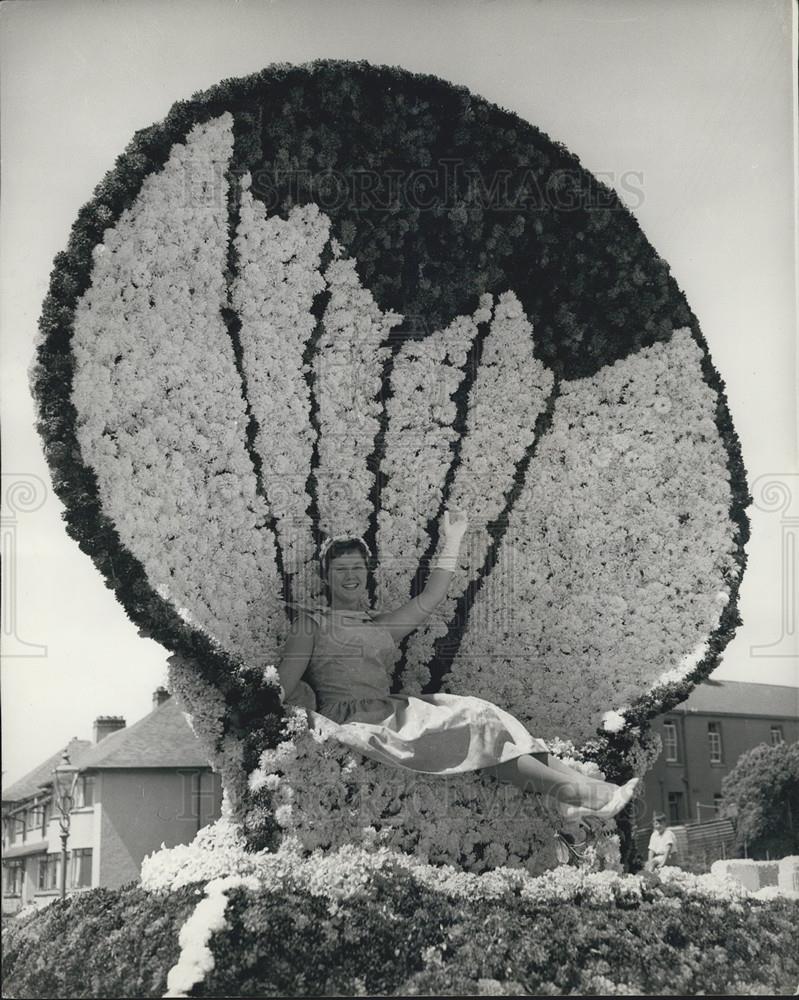 1958 Press Photo Margaret O&#39;Brien  on a float in Jersey Battle Of Flowers - Historic Images