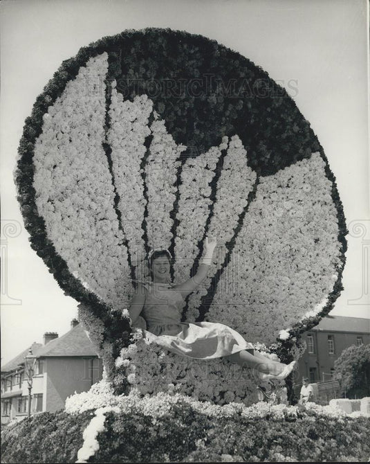 1958 Press Photo Margaret O'Brien  on a float in Jersey Battle Of Flowers - Historic Images