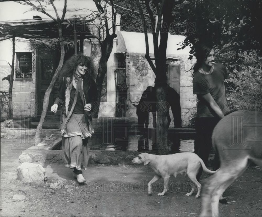 Press Photo Couple Vali And Rudy With Their Animals Dog - Historic Images