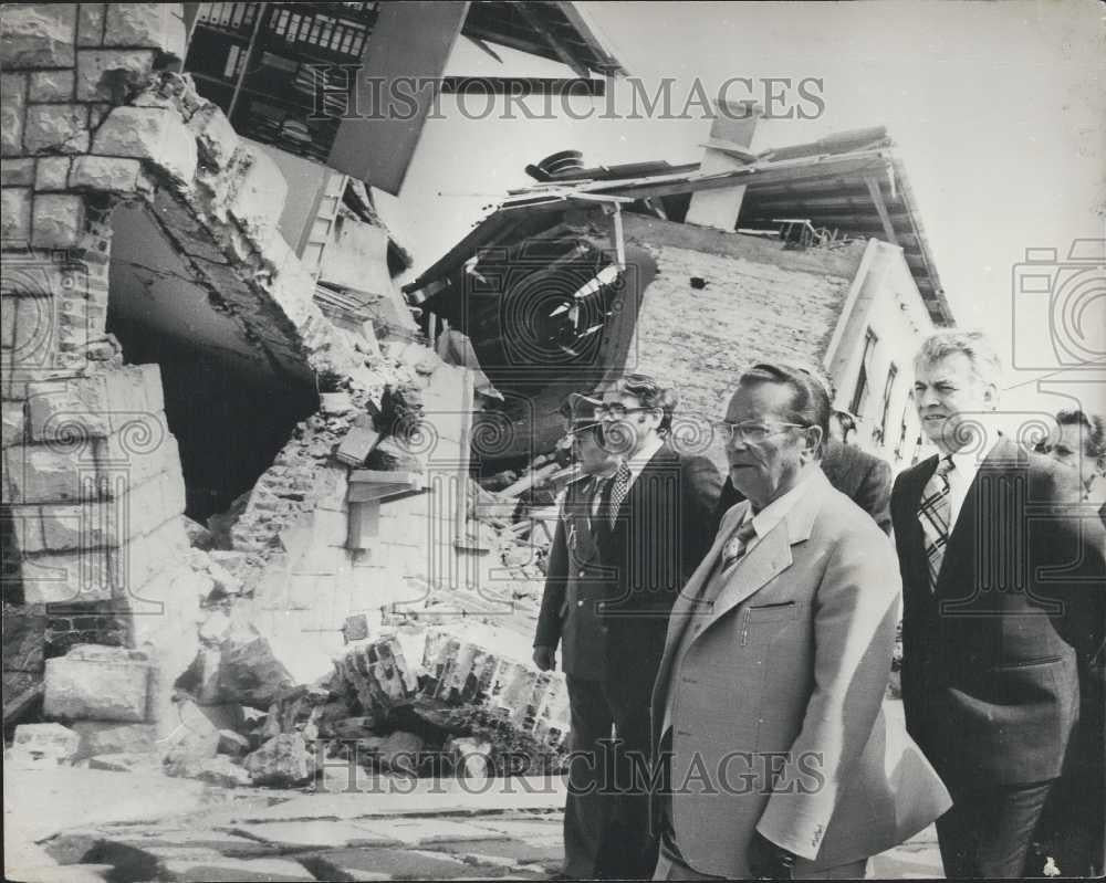 1979 Press Photo President Tito Inspects Earthquake Damage - Historic Images