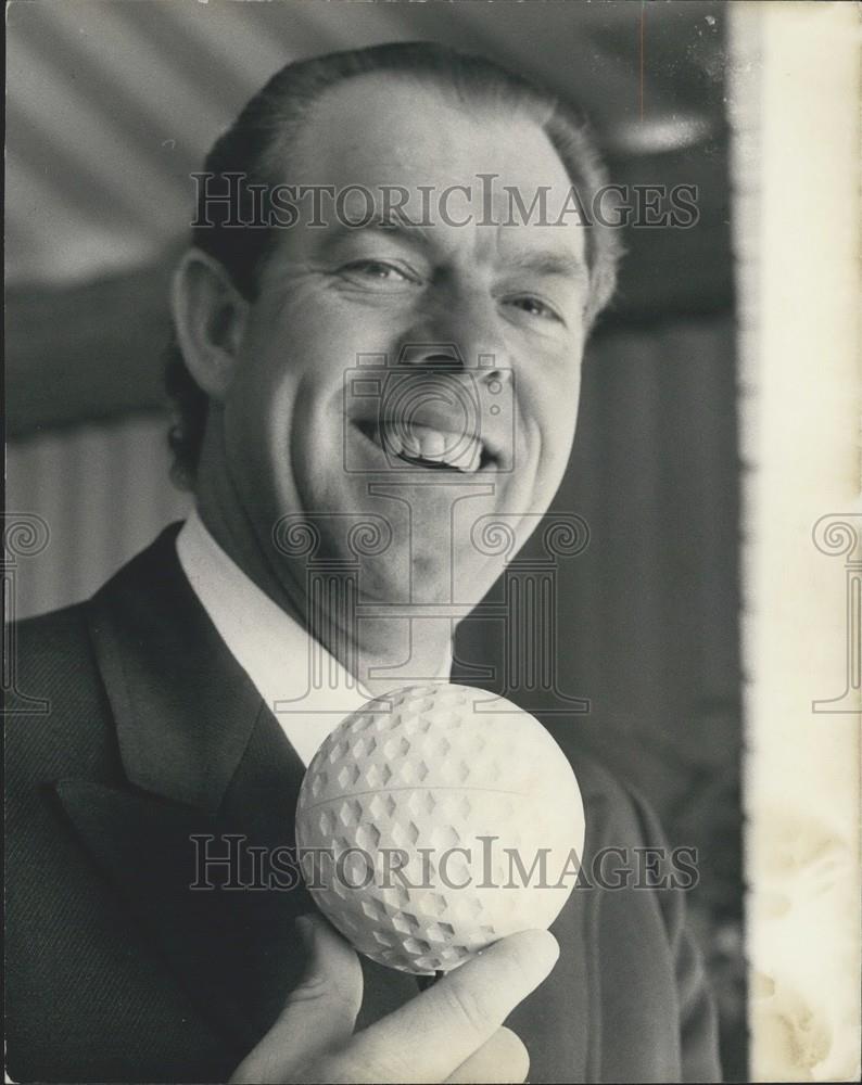 1973 Press Photo Golfer Peter Butler and model of new Uniroyal golf ball - Historic Images