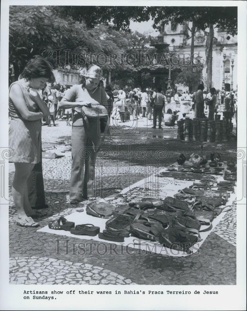 Press Photo Artisans Show Off Their Wares In Bahia&#39;s Praca Terreiro De Jesus - Historic Images