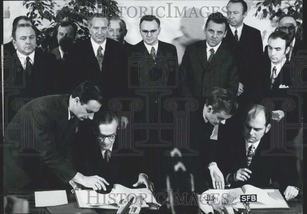 1971 Press Photo Berlin Papers Counter Signatured in Westherlin - Historic Images