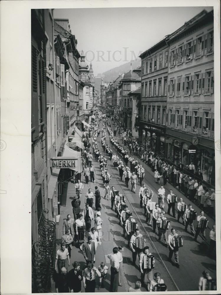 Press Photo Heidelberg Parade Celebrating Day Of The Harmonica Whitauntide - Historic Images