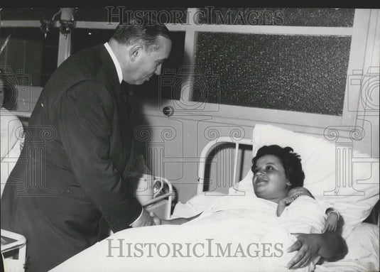 1954 Press Photo Governor Of Algeria, Roger Leonard visits woman in hospital - Historic Images