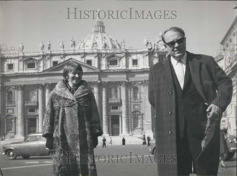 1963 Press Photo Alexei Adzhubei Wife Rada San Peter Square Vatican - Historic Images