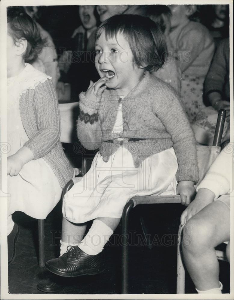 1954 Press Photo Christmas Party By Save the Children Fund- Fellowship House - Historic Images