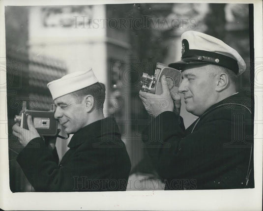 1960 Press Photo U.s.naval Officers from the submarine entemedor - Historic Images