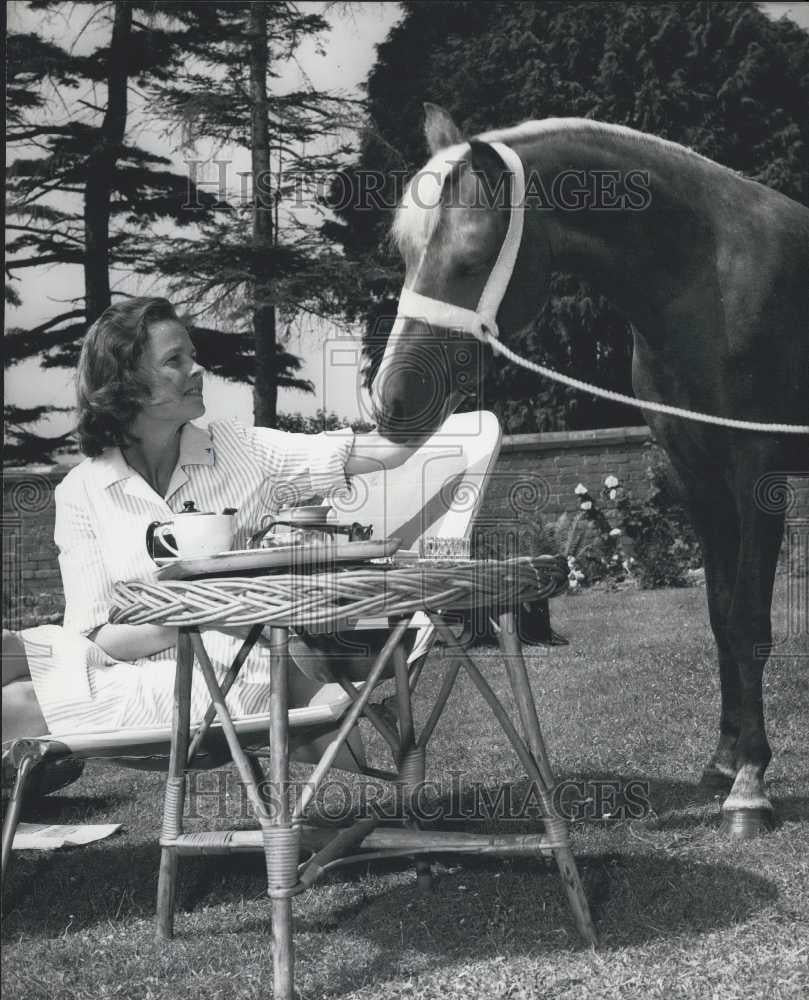 Press Photo Tea for Two..Anne, Ducheas of Ruthland in the Grounds - Historic Images