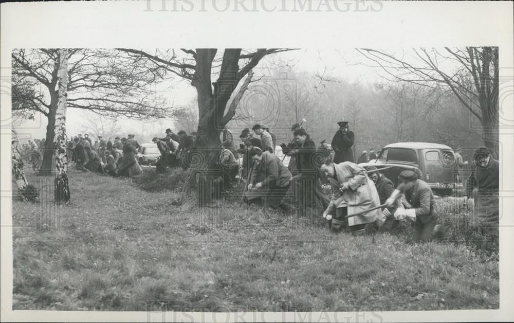 1956 Press Photo Civilian Volunteers Searching For Missing Boy Epping Forest - Historic Images