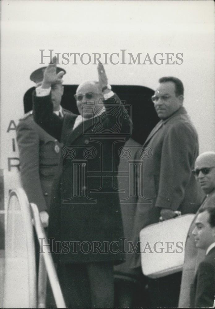 Press Photo Tunisian President Habib Bourguiba Boarding Plane Minister Masmoudi - Historic Images