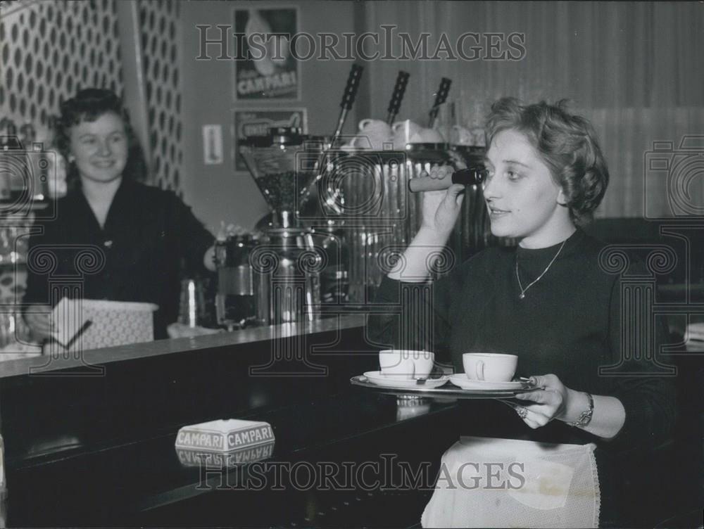 1959 Press Photo Latest Technical Novelty In Hotel in Vienna - Historic Images