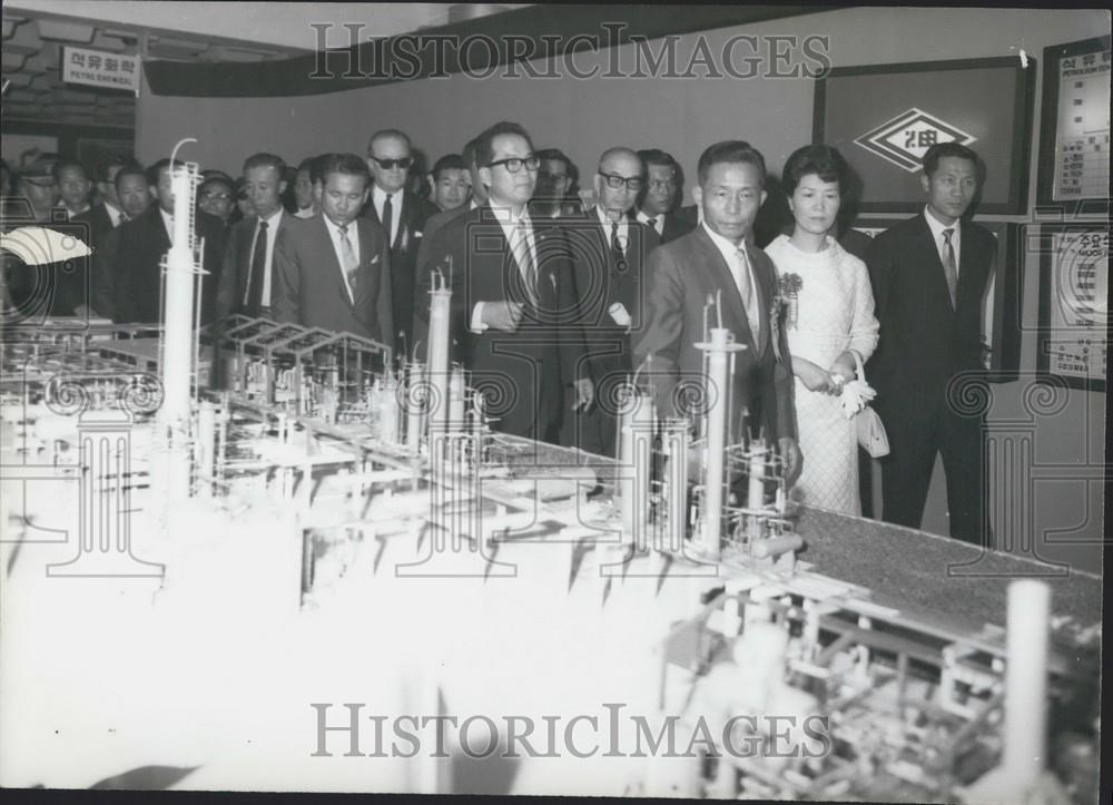 Press Photo President Park inspects model of new petrochemical complex - Historic Images