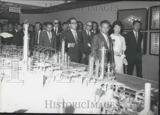Press Photo President Park inspects model of new petrochemical complex - Historic Images