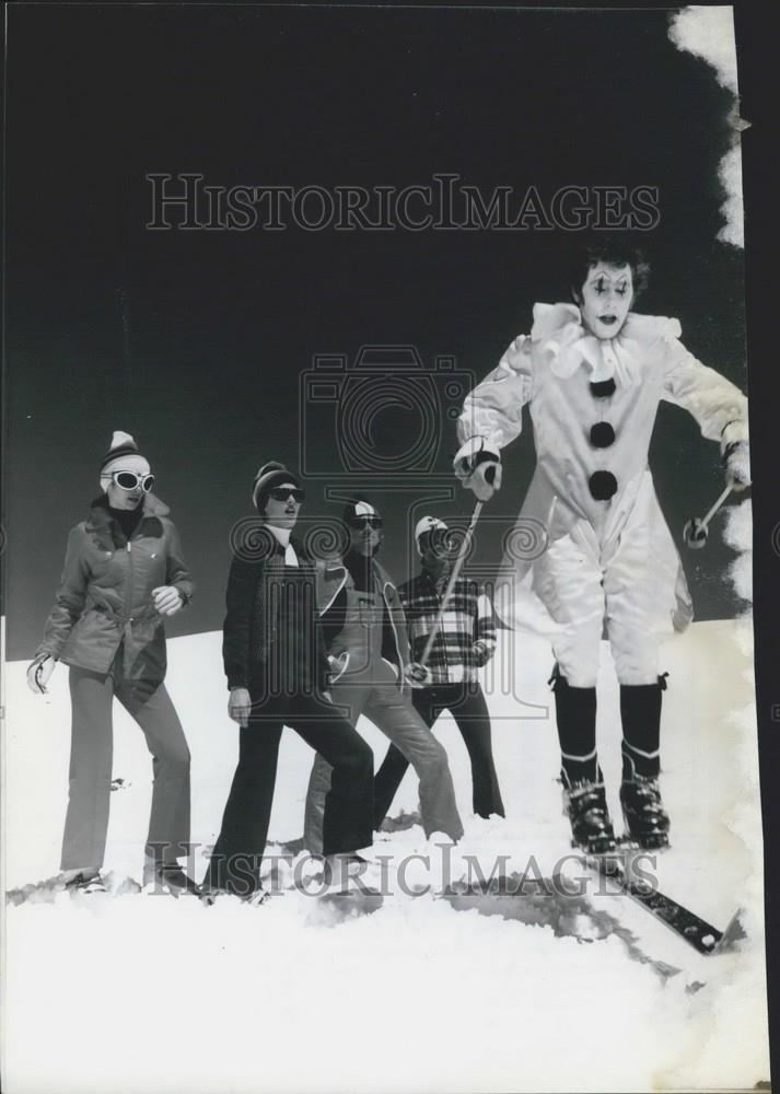 1974 Press Photo The Skiing Clown - Historic Images