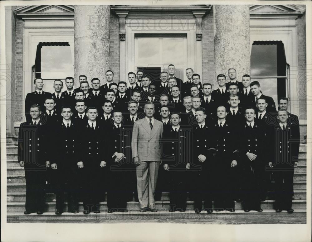 1955 Press Photo American Midshipmen visit home of first sea Lord - Historic Images