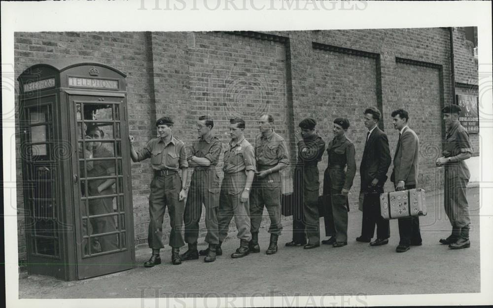 1956 Press Photo Men of the Oxford and Bucks Light Infantry - Historic Images