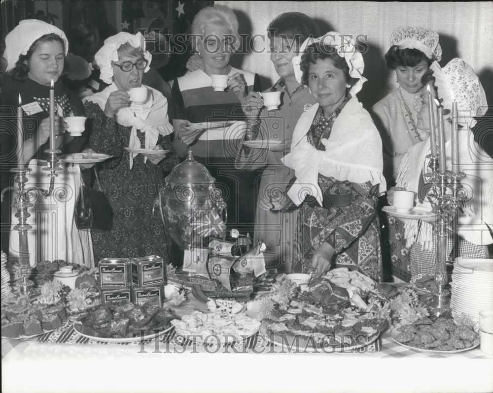 1975 Press Photo Wife of Elliot Richardson Attends Tea Party - Historic Images