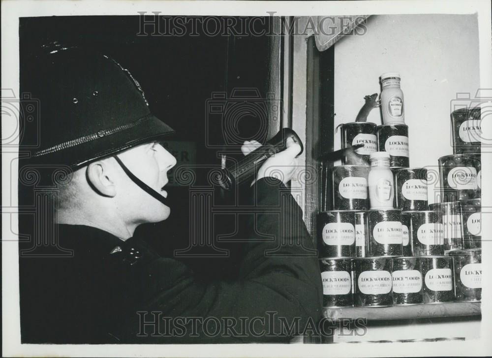 Press Photo Horsham Police Has To Take Pic Of Noisy Mouse In Grocers Shop-UK - Historic Images