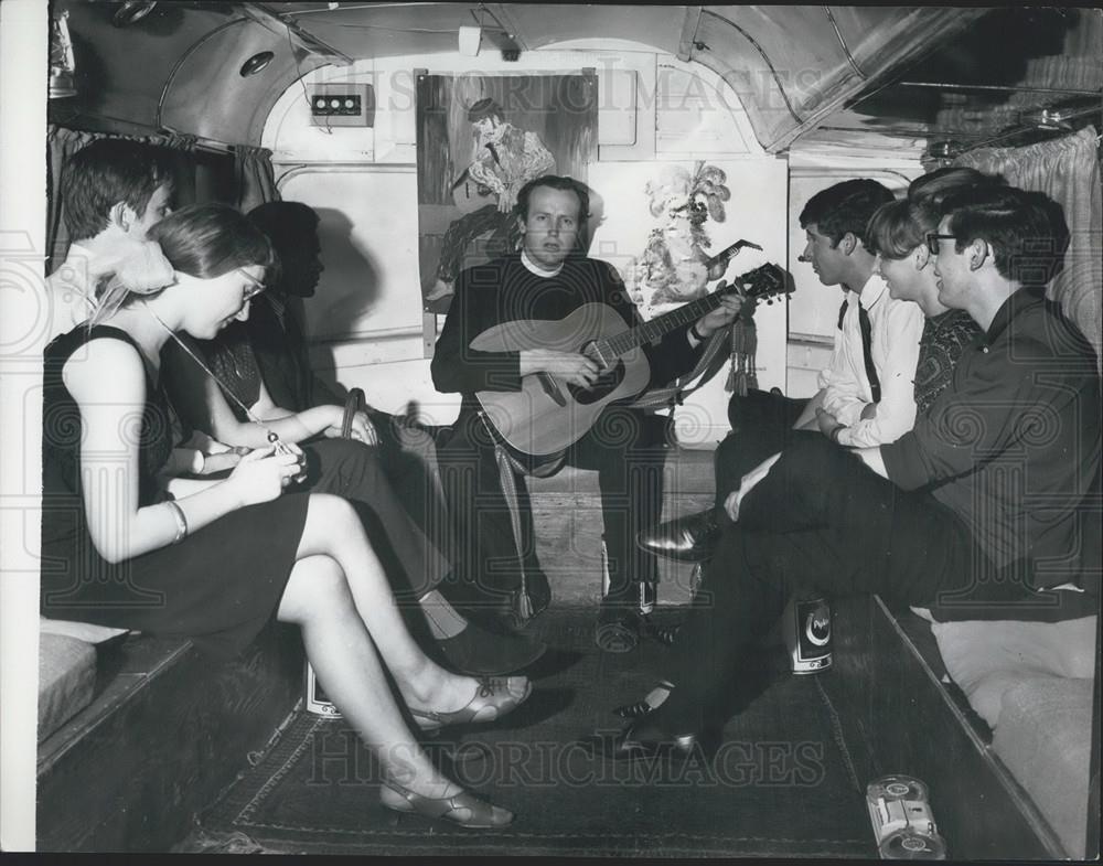 Press Photo Teenagers Sitting Inside Bus Listening To Man Playing Guitar - Historic Images