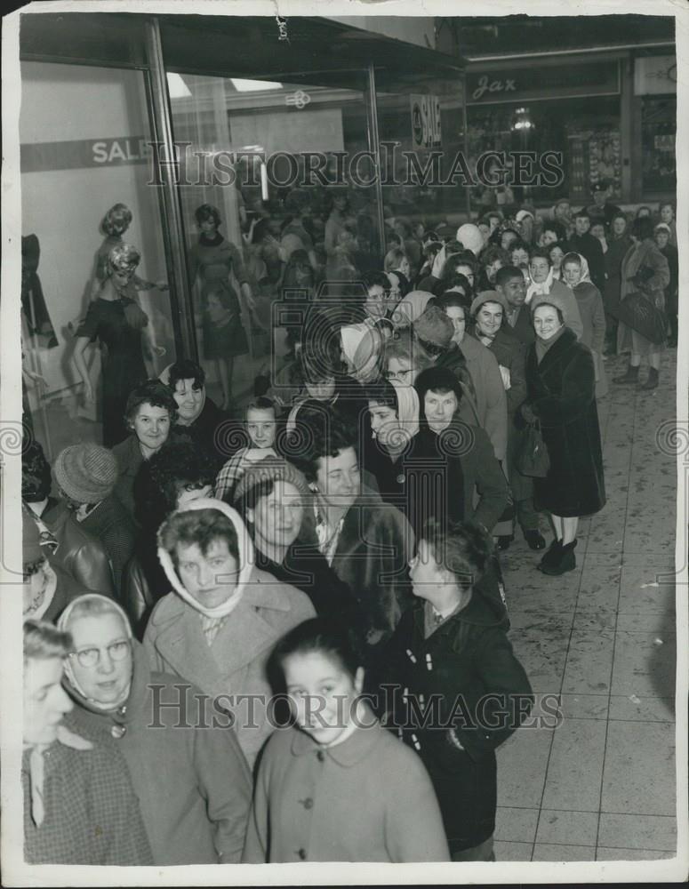 1962 Press Photo  January Sales-At Marbe Arch The Patient Poodle Opening - Historic Images