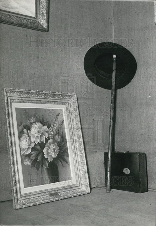 1953 Press Photo A cane with a painter's Hat Put on Top of it - Historic Images