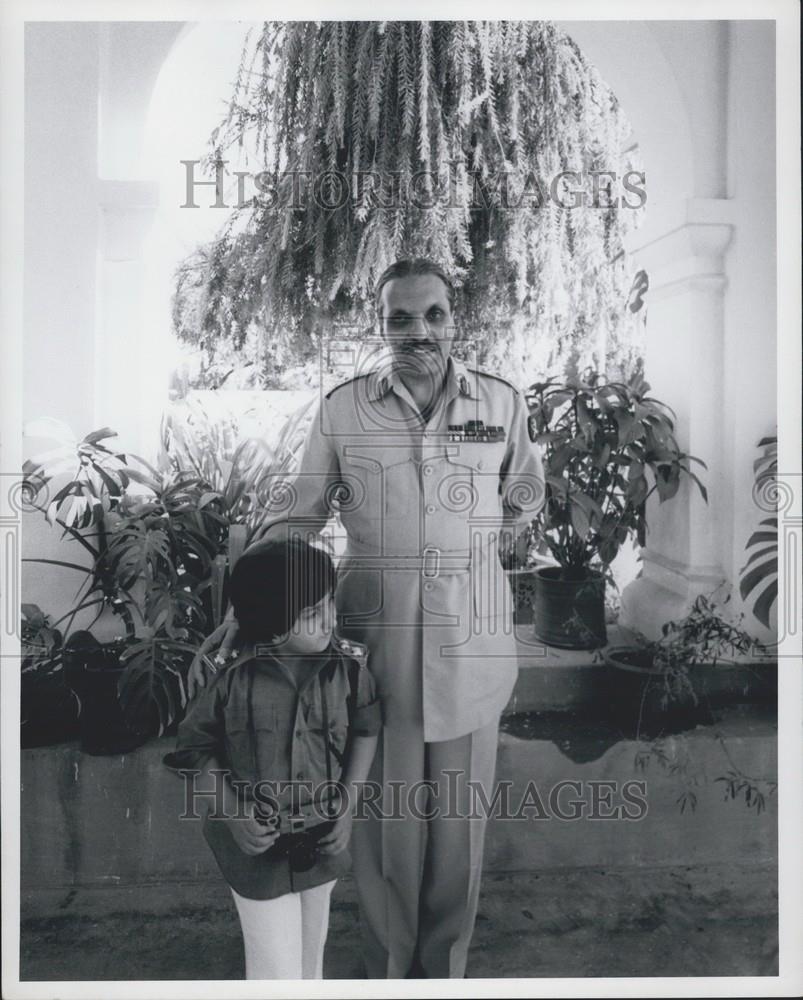 Press Photo Gen. Zia Ul Haq of Pakistan &amp; daughter Zian in Islamabad - Historic Images