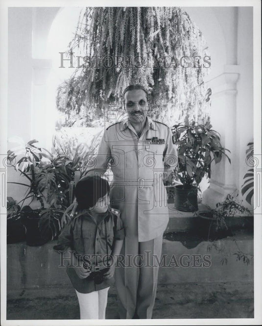 Press Photo Gen. Zia Ul Haq of Pakistan & daughter Zian in Islamabad - Historic Images