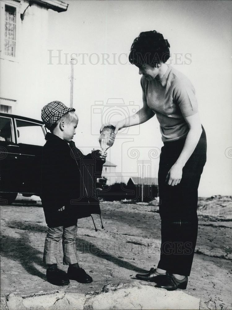 1970 Press Photo Per Erik Gaustad Shows Mother Letter In A Bottle - Historic Images