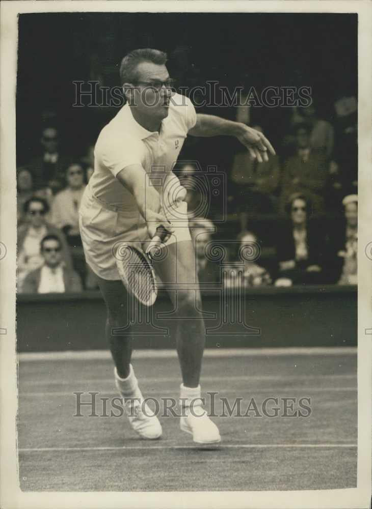 1956 Press Photo Wimbledon - First Day, Gardner mullor Of The US in Play - Historic Images