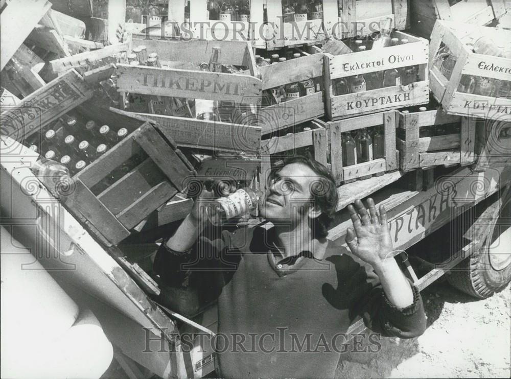 1974 Press Photo Man In Athens Has Soft Drink During Summer - Historic Images