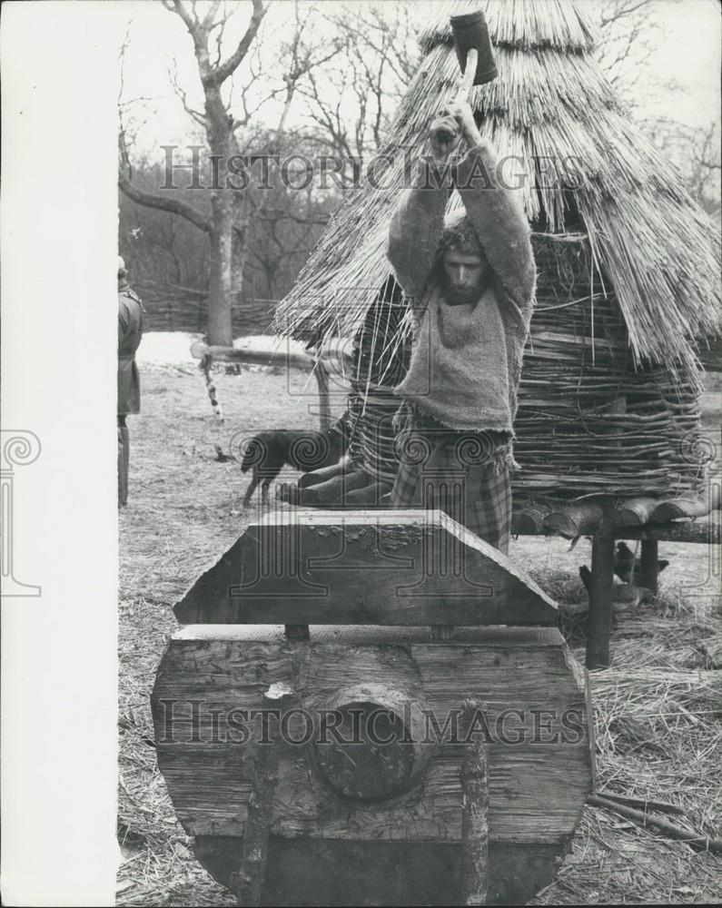1976 Press Photo Iron age Village in March 1977 - Historic Images