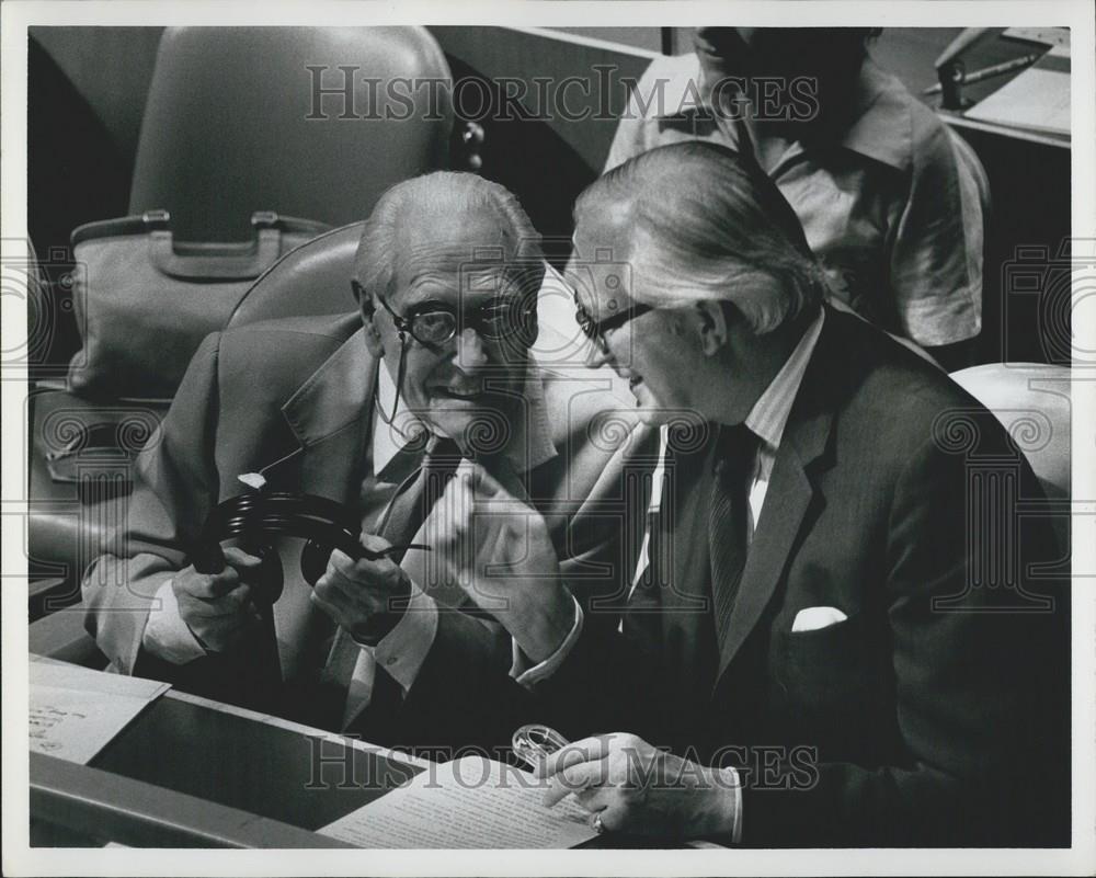 1998 Press Photo Lord Noel Baker &amp; Lord D.R. Ashe - Historic Images