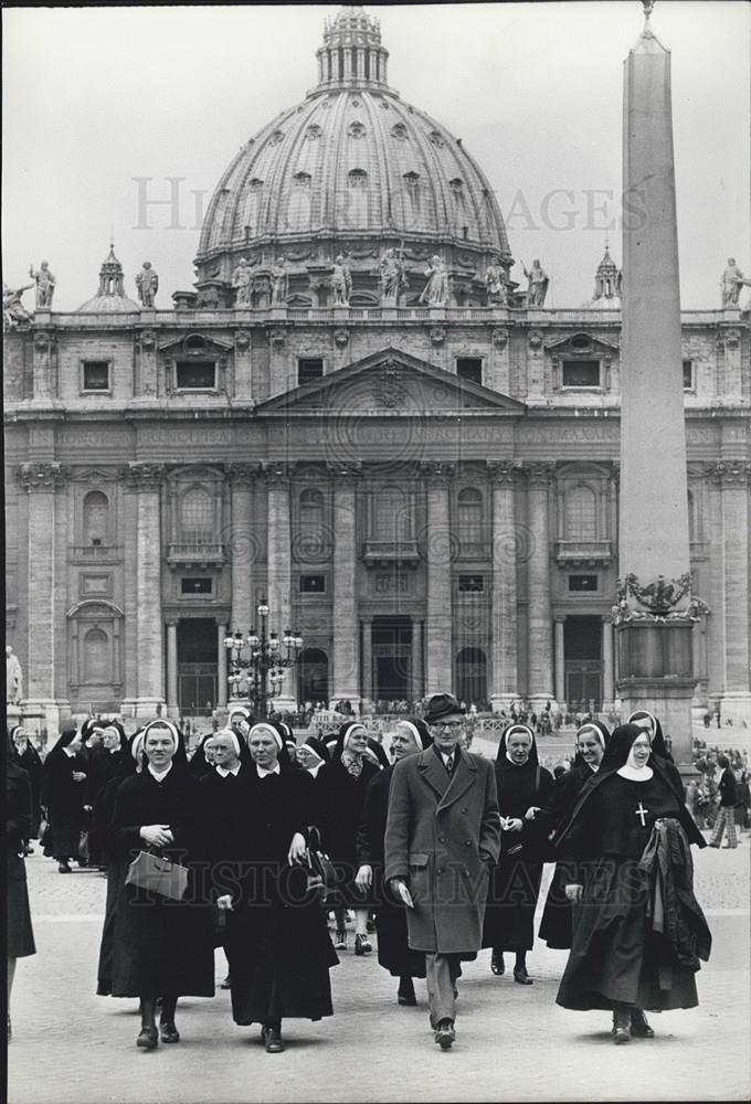 1975 Press Photo Tourists, St Peter&#39;s - Historic Images