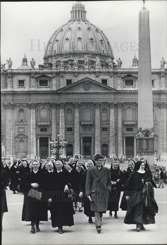1975 Press Photo Tourists, St Peter's - Historic Images