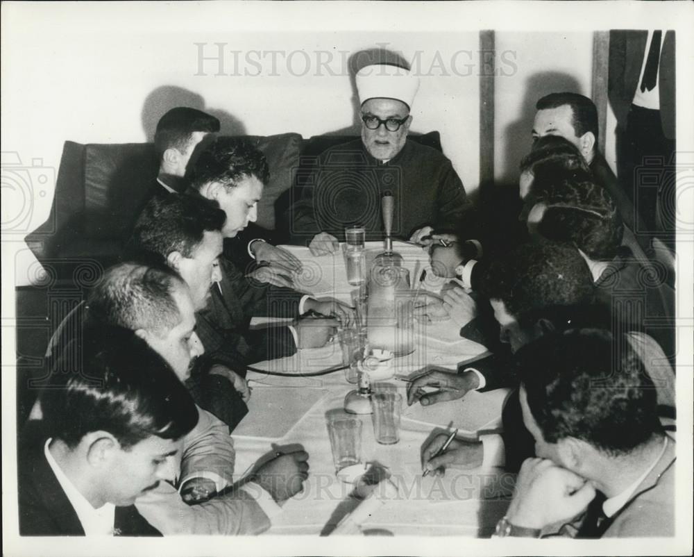 1967 Press Photo Sheikh Sa&#39;kkh holds Press Conference - Historic Images