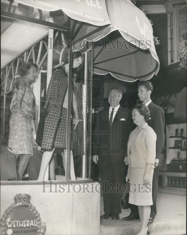 1966 Press Photo Mr. And Mrs. Buzidragis, Son Joe, World's Fastest Shoppers - Historic Images