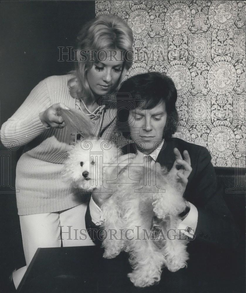 1970 Press Photo Alex Brightman &amp; Kay Green, with a dog - Historic Images