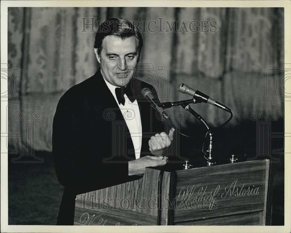 Press Photo VP Walter Mondale Speaks at Tribute Dinner at Waldorf Astoria - Historic Images