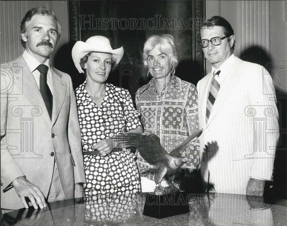 1975 Press Photo Eagle Sculpture For US Ambassador Elliot Richardson&#39;s Home - Historic Images