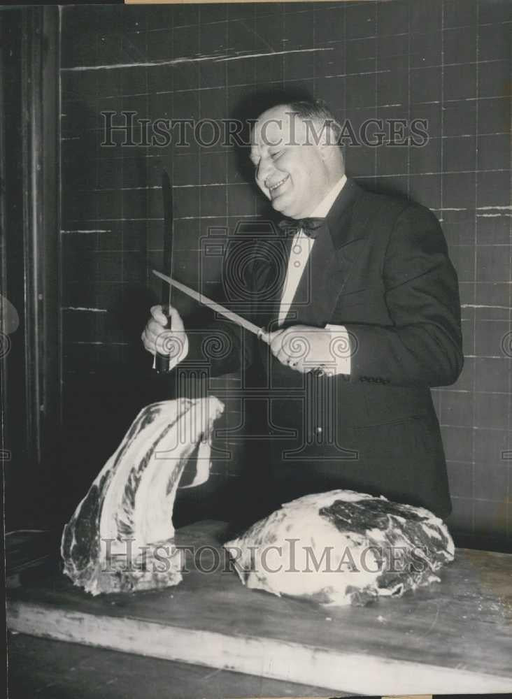 1953 Press Photo Adolph Willy American Butcher In Munich - Historic Images