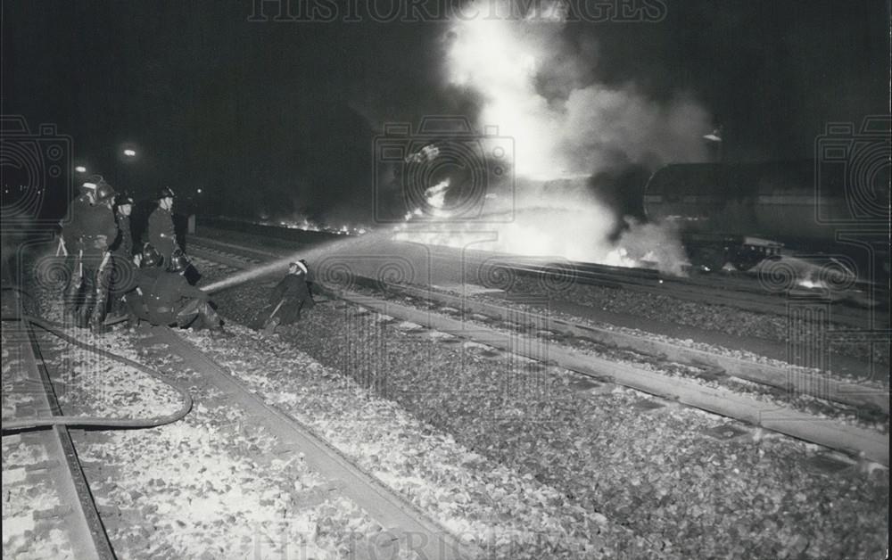 1973 Press Photo Langley oil depot blaze - Historic Images