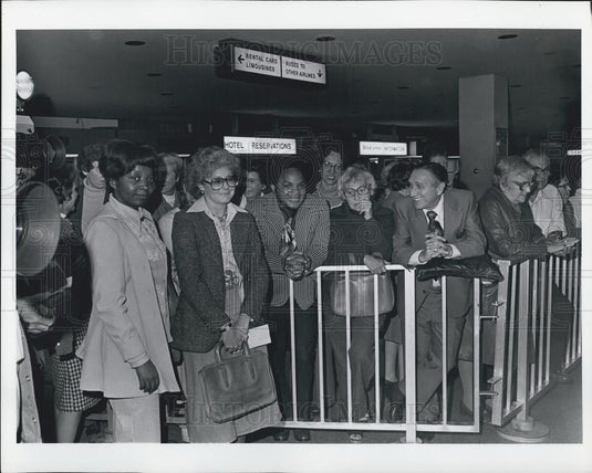1977 Press Photo Supporters Sister Mary Ellen McLaughlin Arrive Kennedy Airport - Historic Images