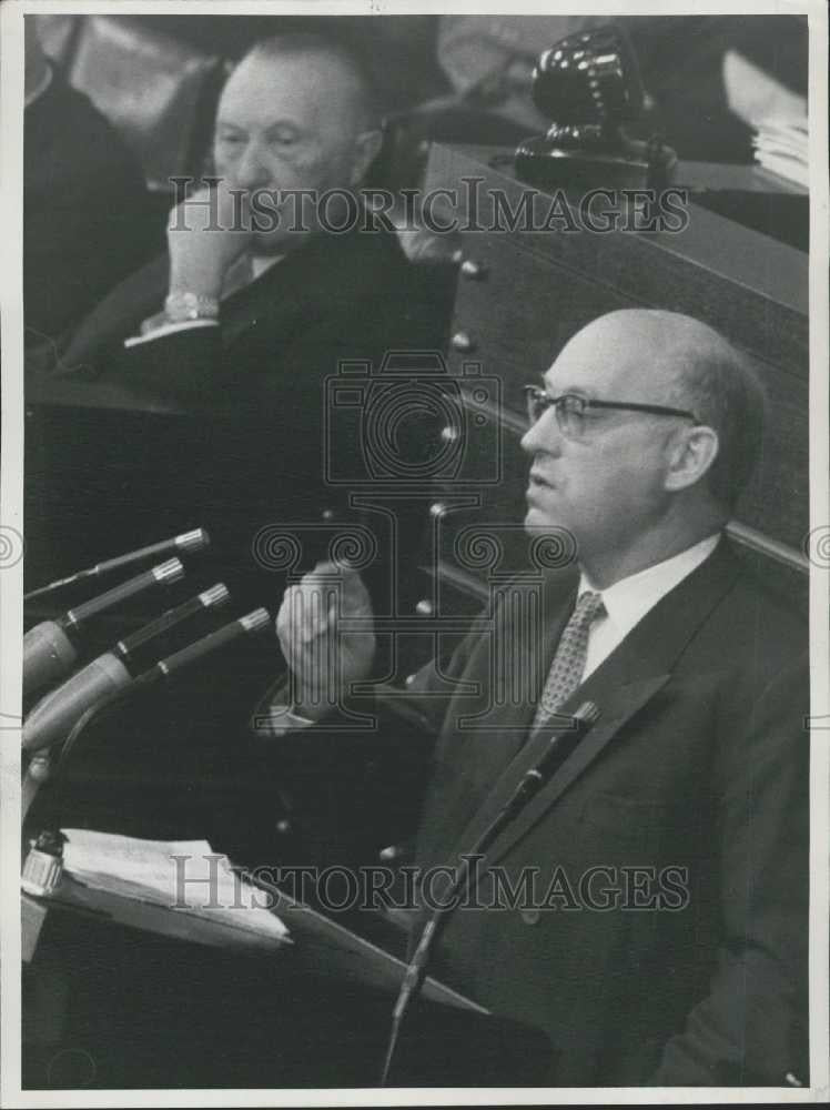 1956 Press Photo Bundeskanzler Dr. Adenauer SPD Wehr Experte Fritz Erler - Historic Images