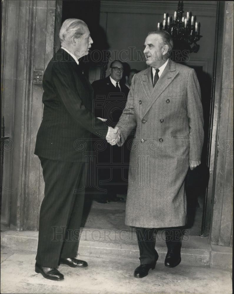 1963 Press Photo Macmillan Shakes Hands With Harriman After Their Talks - Historic Images