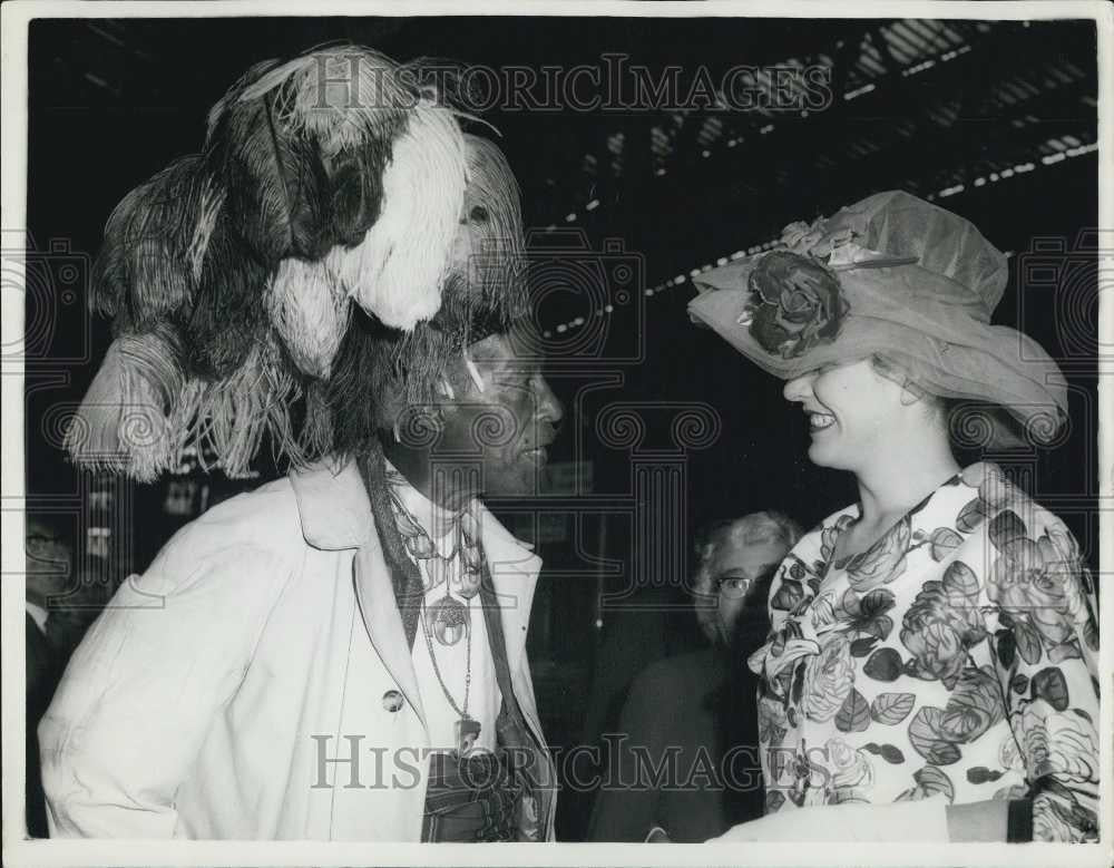 1962 Press Photo Famous racing tipster Prince Monolulu with Mrs.Ann Bradley - Historic Images