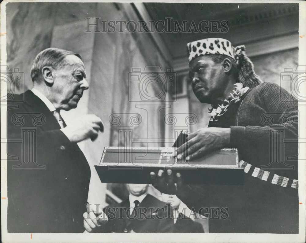 1961 Press Photo Nobel Peace Prize for 1960 Presented To Albert John Luthuli - Historic Images