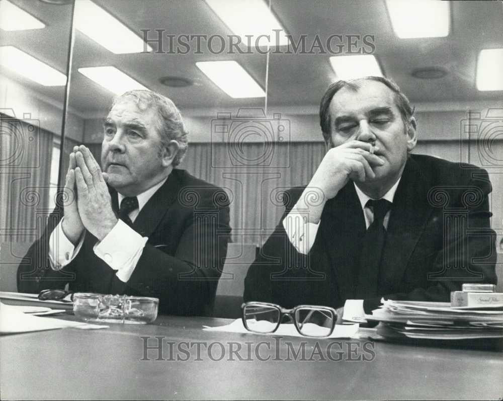 1975 Press Photo Miners Executive Accepts Wage Offer - Historic Images