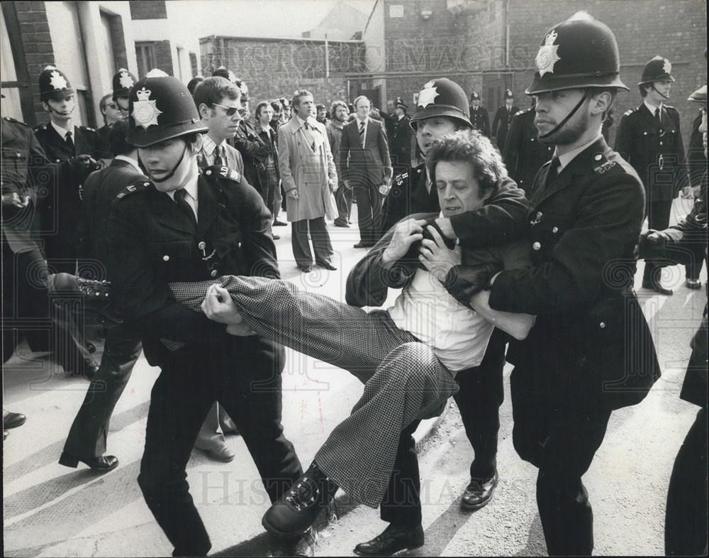 1977 Press Photo Pickets And Police Clash Once Again - Historic Images