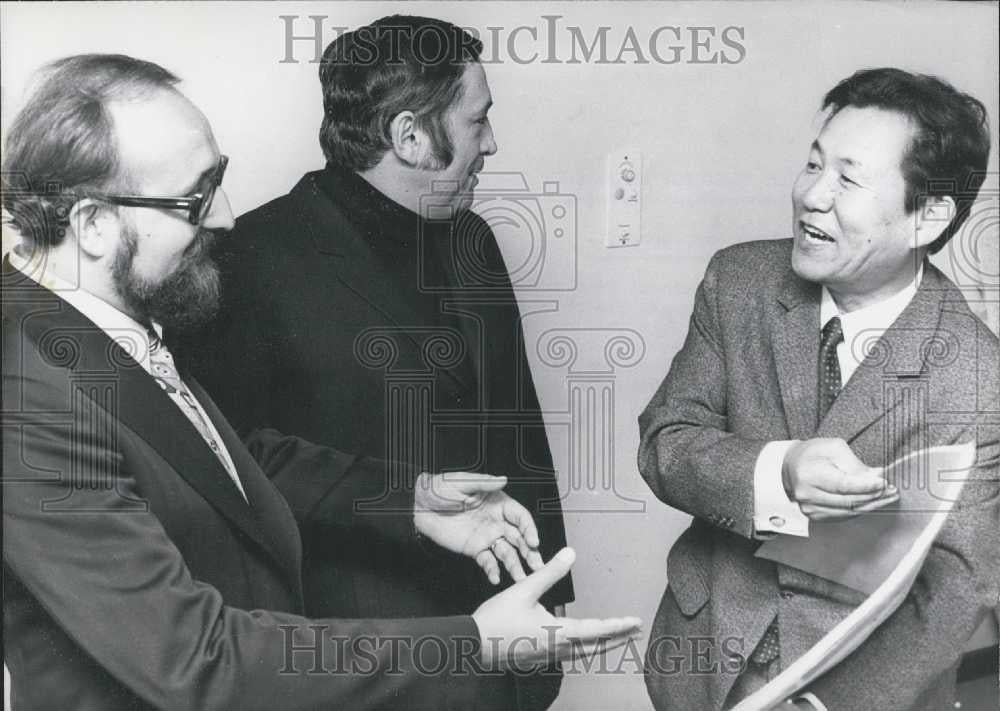 1971 Press Photo The composers Krzysztof Penderecki and Isang Yun &amp;H Gierster - Historic Images